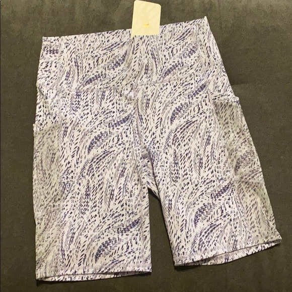 Fabletics MILA High-Waisted Pocket Short 9” NWT M - Picture 4 of 7